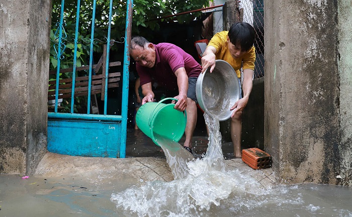 Người Việt Nam có một vấn đề chung, đó là vấn đề ngập lụt khi mùa mưa đến.