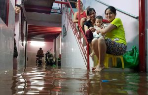 Bảo vệ sức khỏe cho các thành viên trong gia đình khi nhà bị ngập nước