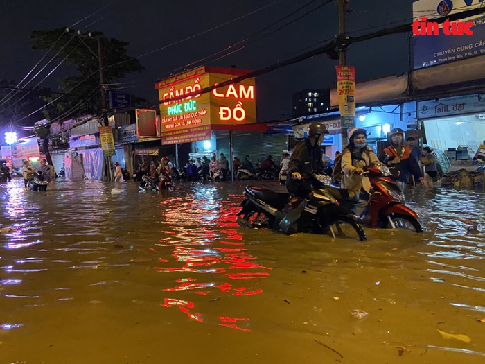 Nước ngập tại nhiều tuyến đường tại Huyện Hóc Môn