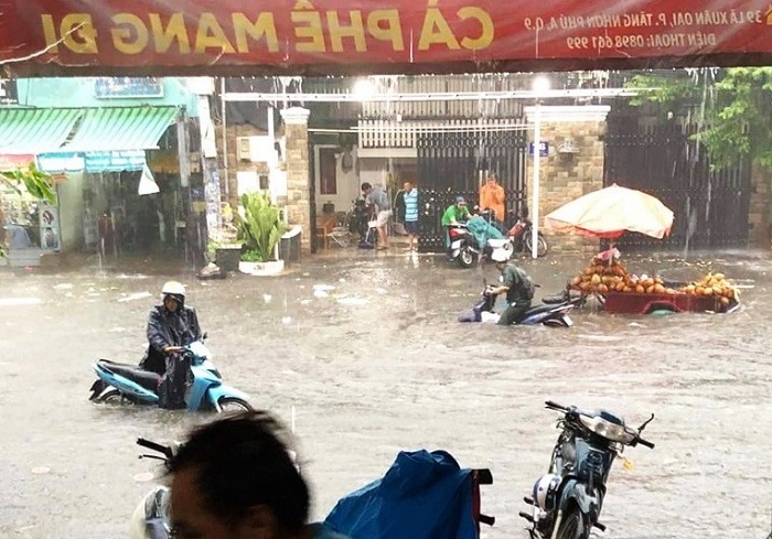 Nước ngập gần tới yên xe sau một cơn mưa trên đường Lã Xuân Oai