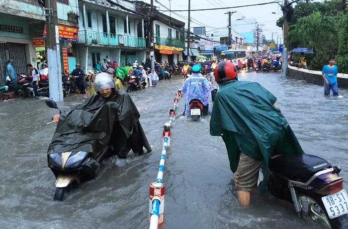 Những cơn mưa lớn ở Bình Dương Khiến cho rất nhiều xe bị chết máy