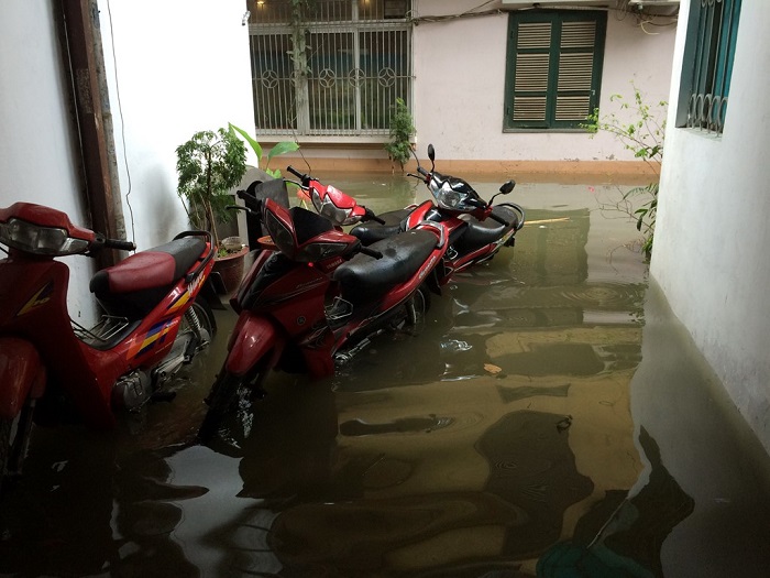 Nước tràn vào nhà dân và tầng hầm chung cư